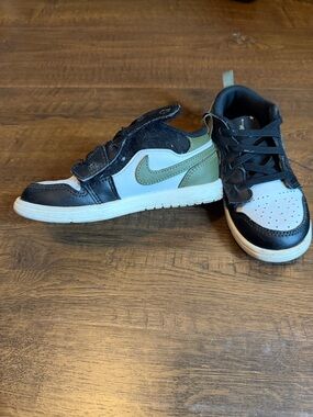 Nike Dunks Kids Low-Top Sneakers in Black, White & Olive Green